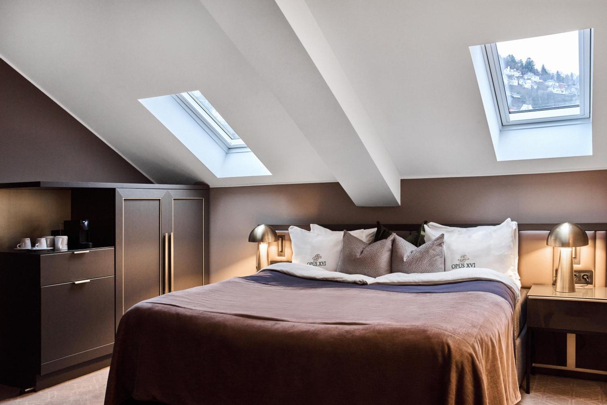 Hotel Opus 16 à Bergen Extérieur photo A bedroom with a skylight