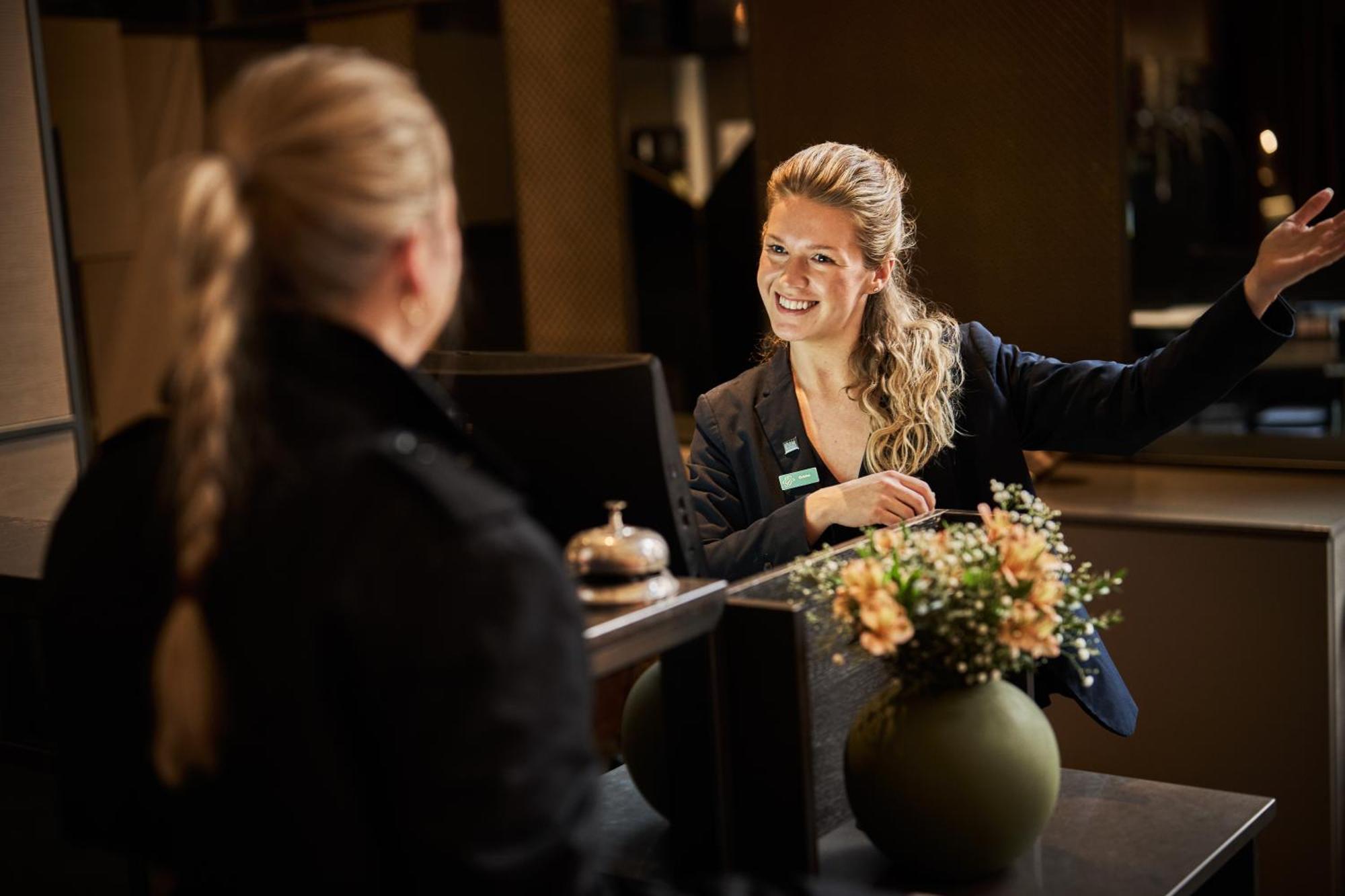 Hotel Opus 16 à Bergen Extérieur photo A hotel receptionist